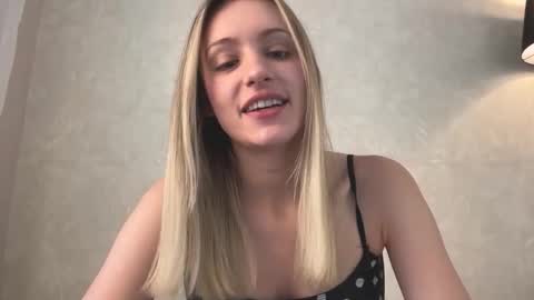 Snapshot of fflloowweerr chatting on November 17, 2025, 7:14 am Lisa online show from November 17, 2025, 7:14 am