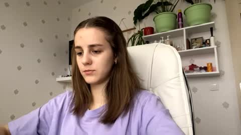 Snapshot of fionapiccard chatting on December 2, 2025, 8:08 am Keite wanna play Meow online show from December 2, 2025, 8:08 am