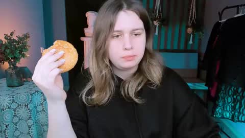 fiora online show from February 28, 2025, 9:25 am