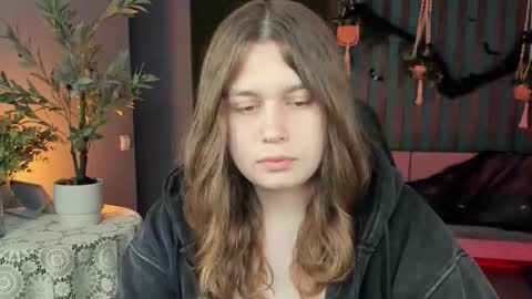 fiora online show from October 23, 2025, 1:43 pm