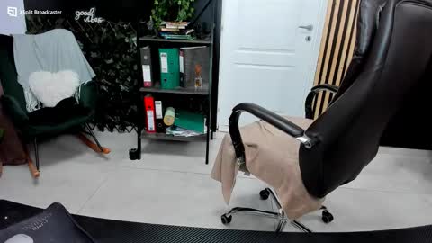 Snapshot of fireflowers_ chatting on September 12, 2025, 9:04 pm Kallisy online show from September 12, 2025, 9:04 pm