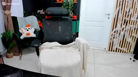 Snapshot of fireflowers_ chatting on November 4, 2025, 9:58 pm Kallisy online show from November 4, 2025, 9:58 pm