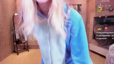 FlexiMona online show from April 18, 2026, 7:07 pm