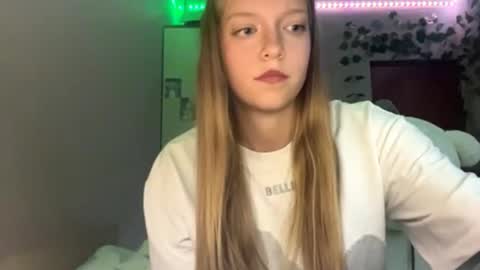 Nicole online show from September 20, 2025, 3:35 pm