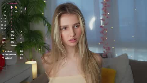 Snapshot of fluffy_angel chatting on December 10, 2024, 9:44 am Adeline online show from December 10, 2024, 9:44 am