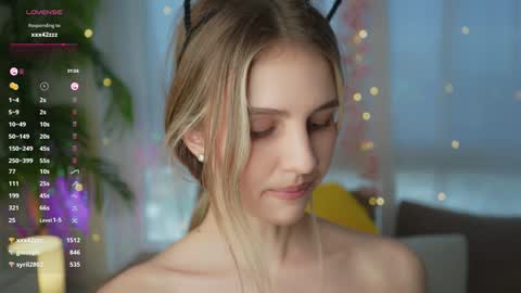 Snapshot of fluffy_angel chatting on December 23, 2024, 11:25 am Adeline online show from December 23, 2024, 11:25 am