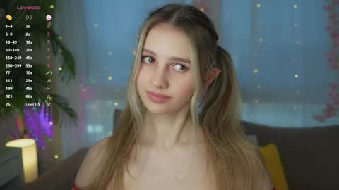 Snapshot of fluffy_angel chatting on December 24, 2024, 8:33 am Adeline online show from December 24, 2024, 8:33 am