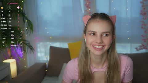 Snapshot of fluffy_angel chatting on December 25, 2024, 8:40 am Adeline online show from December 25, 2024, 8:40 am