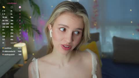 Snapshot of fluffy_angel chatting on January 26, 2025, 10:55 am Adeline online show from January 26, 2025, 10:55 am