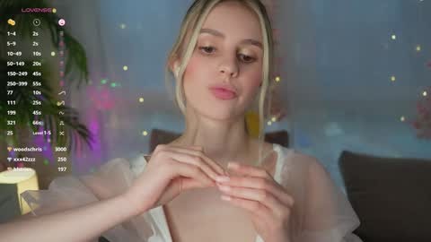 Snapshot of fluffy_angel chatting on January 29, 2025, 12:13 pm Adeline online show from January 29, 2025, 12:13 pm