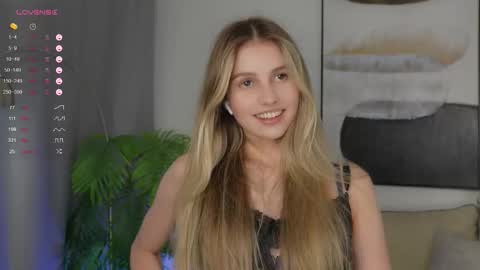 Snapshot of fluffy_angel chatting on September 21, 2025, 3:46 pm Adeline online show from September 21, 2025, 3:46 pm
