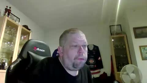 fluffy_espen online show from March 16, 2026, 5:13 am