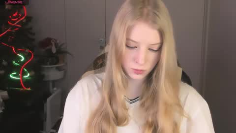 Mia online show from December 18, 2025, 2:12 pm