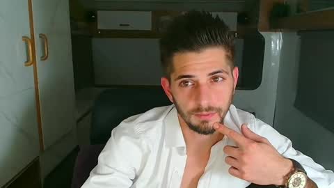 independent model online show from October 26, 2025, 6:03 pm