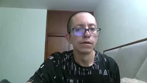 fonzi_flores online show from October 4, 2025, 9:29 am