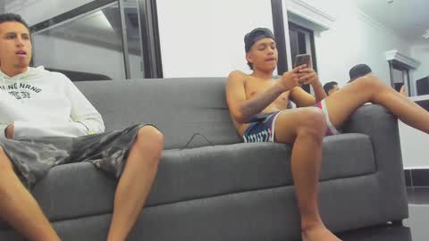 foot_master777 online show from February 26, 2025, 4:14 am
