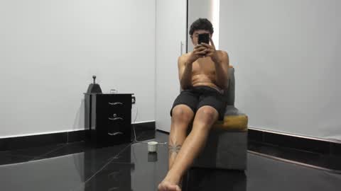 foot_master777 online show from February 26, 2025, 9:48 pm