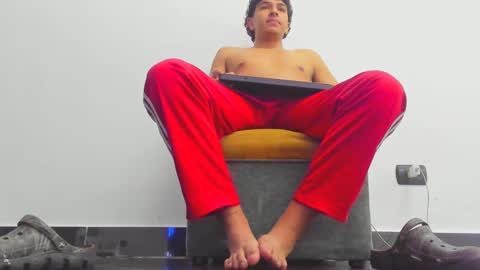 foot_master777 online show from March 4, 2025, 12:50 am