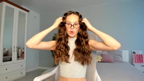 Kira online show from October 29, 2025, 2:25 am