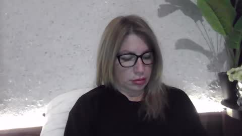 fox_red_lady7 online show from December 7, 2024, 8:05 pm