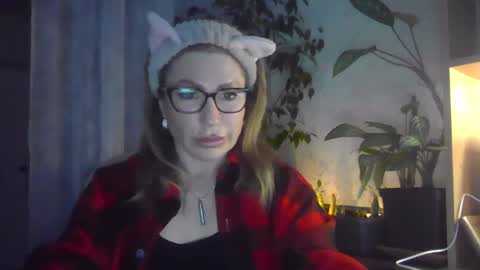 fox_red_lady7 online show from March 1, 2025, 3:49 pm