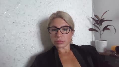 fox_red_lady7 online show from September 11, 2025, 7:19 am