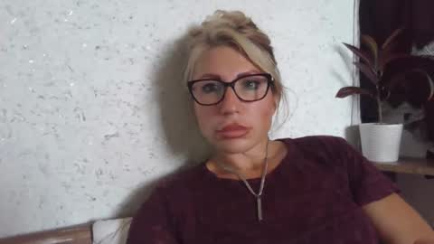 fox_red_lady7 online show from September 23, 2025, 9:23 am