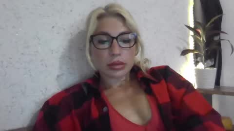 fox_red_lady7 online show from October 1, 2025, 12:11 pm