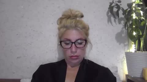 fox_red_lady7 online show from October 4, 2025, 7:34 pm