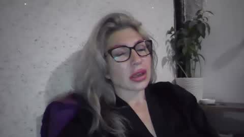 fox_red_lady7 online show from November 12, 2025, 8:30 pm