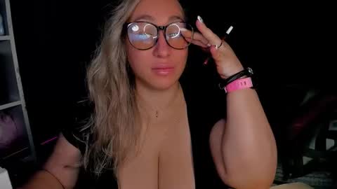 Snapshot of foxxxy__lady chatting on November 12, 2025, 1:17 am Kris online show from November 12, 2025, 1:17 am