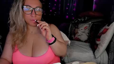 Snapshot of foxxxy__lady chatting on December 5, 2025, 3:15 am Kris online show from December 5, 2025, 3:15 am