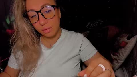 Snapshot of foxxxy__lady chatting on December 18, 2025, 2:06 am Kris online show from December 18, 2025, 2:06 am