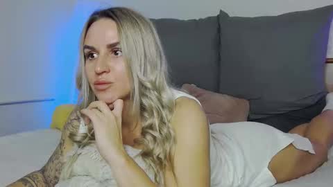 Foxy Kimmi online show from November 22, 2025, 7:07 am