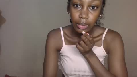 Snapshot of freaky_beauty chatting on April 1, 2026, 8:04 am freaky_beauty online show from April 1, 2026, 8:04 am