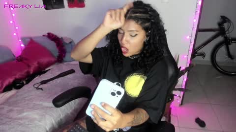 Snapshot of freaky_lia chatting on December 6, 2024, 2:35 am Lia Gomez online show from December 6, 2024, 2:35 am
