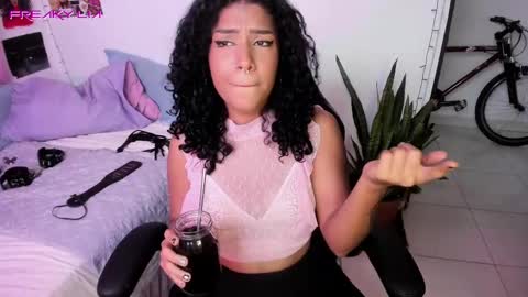 Snapshot of freaky_lia chatting on February 13, 2025, 10:22 pm Lia Gomez online show from February 13, 2025, 10:22 pm