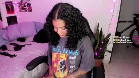 Snapshot of freaky_lia chatting on February 19, 2025, 2:44 am Lia Gomez online show from February 19, 2025, 2:44 am