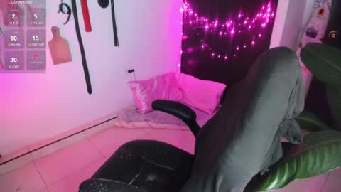 Snapshot of freaky_lia chatting on April 27, 2026, 11:36 pm Lia Gomez online show from April 27, 2026, 11:36 pm