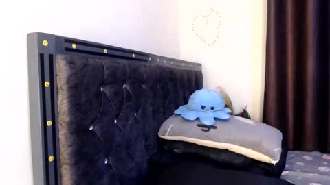freakyshewolf1 online show from September 19, 2025, 3:30 am
