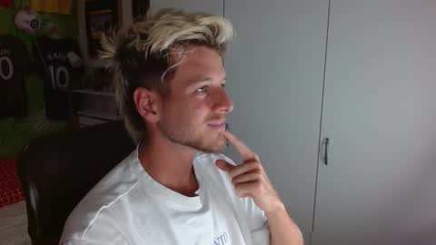 Snapshot of freddy_star chatting on November 18, 2025, 9:52 pm Frederick Perin online show from November 18, 2025, 9:52 pm