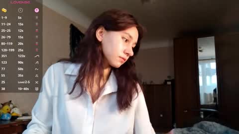 Mia online show from November 13, 2025, 9:30 am