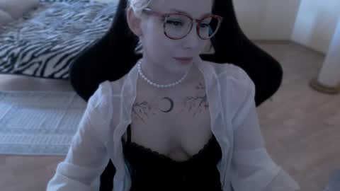 Snapshot of fromsun_forsoul chatting on May 5, 2026, 12:02 pm Lilith online show from May 5, 2026, 12:02 pm