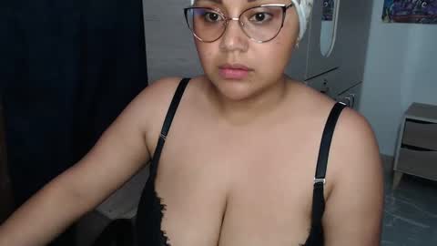 Mia and Gary  online show from September 24, 2025, 3:32 am