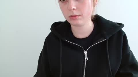 Snapshot of funemma000 chatting on April 1, 2026, 1:41 pm Emma online show from April 1, 2026, 1:41 pm