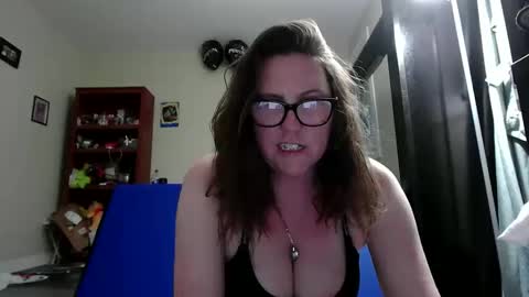 fuzzypeaches87 online show from May 19, 2026, 11:22 pm