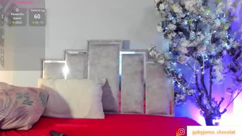 gabyyjones online show from October 21, 2025, 11:44 am