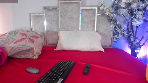 gabyyjones online show from October 25, 2025, 11:29 am