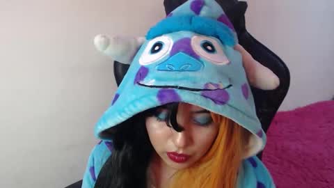 Kate 3 online show from November 28, 2025, 8:55 pm