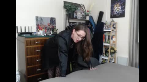 HOT  online show from September 13, 2025, 10:26 am